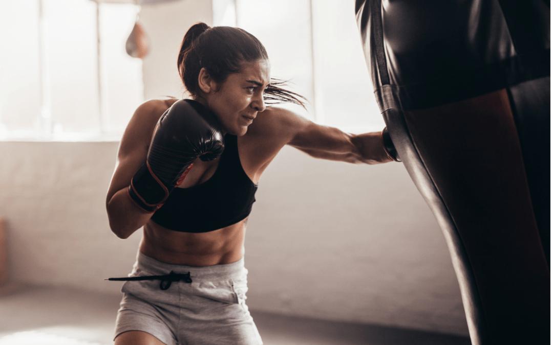 Mujer entrenando kickboxing para mantenerse activa y en forma."